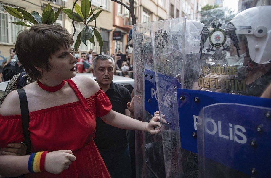 W ostatnich latach tureckie władze wielokrotnie zakazywały organizowania tego typu imprez /ERDEM SAHIN /PAP/EPA