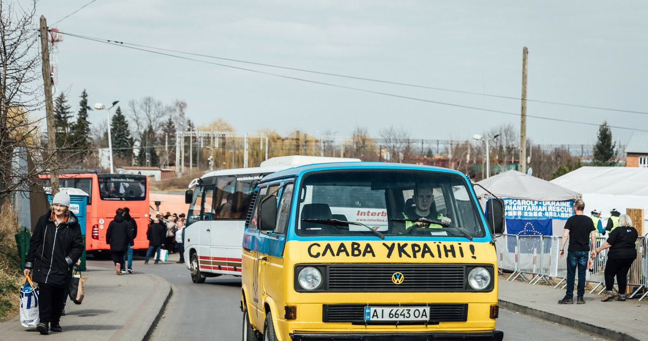 W ostatnich miesiącach do Polski wjechało ponad 350 tys. samochodów osobowych /Piotr Zagiell / East News /East News