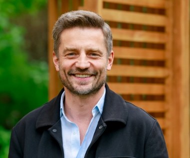 W ostatnich miesiącach jest w Polsce rozchwytywany. "4 godziny na spanie"