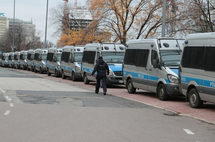 W ostatnich miesiącach policja szczególnie chętnie wyprowadza swój sprzęt na ulice /Rafał Gaglewski /Reporter