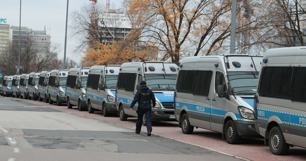 W ostatnich miesiącach policja szczególnie chętnie wyprowadza swój sprzęt na ulice /Rafał Gaglewski /Reporter