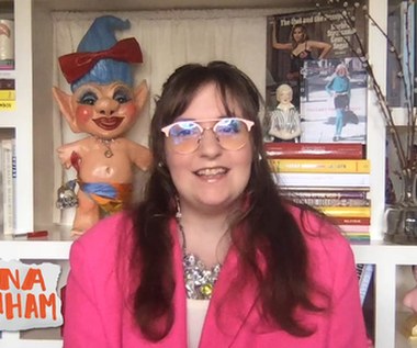 W ostatnich tygodniach Lena Dunham podjęła współpracę z internetowym sklepem oferującym odzież w dużych rozmiarach, dla którego stworzyła kolekcję ubrań. Znana aktorka i reżyserka zdradziła, że jej inspiracją był styl "nowojorskich artystek i wolnomyślicielek". I zapowiedziała, że jej misją jest przełamywanie stereotypów na temat kobiet z nadwagą. "Większe ciała są wciąż stygmatyzowane. Wiele osób uważa, że większe kobiety są głupsze" - powiedziała.

"Zawsze miałam tendencję do tycia, ale dopiero wówczas, gdy skończyłam trzydzieści lat i przeszłam histerektomię, zaczęłam naprawdę zadomawiać się w swoim dorosłym ciele. Dawno minęły te czasy, kiedy uporczywie trzymałam w szafie parę za małych jeansów, a później przez kilka dni piłam tylko kawę, żeby się w nie wcisnąć. Teraz liczy się mój spokój i równowaga. Dziś wyżej cenię swoje zdrowie psychiczne i fizyczne niż przestarzałe fantazje na temat tego, jak chciałabym wyglądać" - podkreśliła gwiazda.