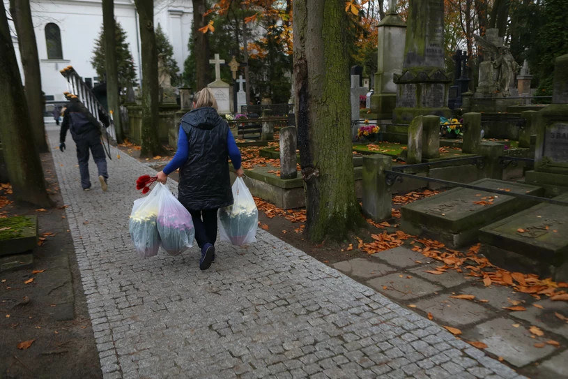 W ostatnich tygodniach w całej Polsce zdarzały się przypadki kradzieży na grobach /Adam Burakowski /East News