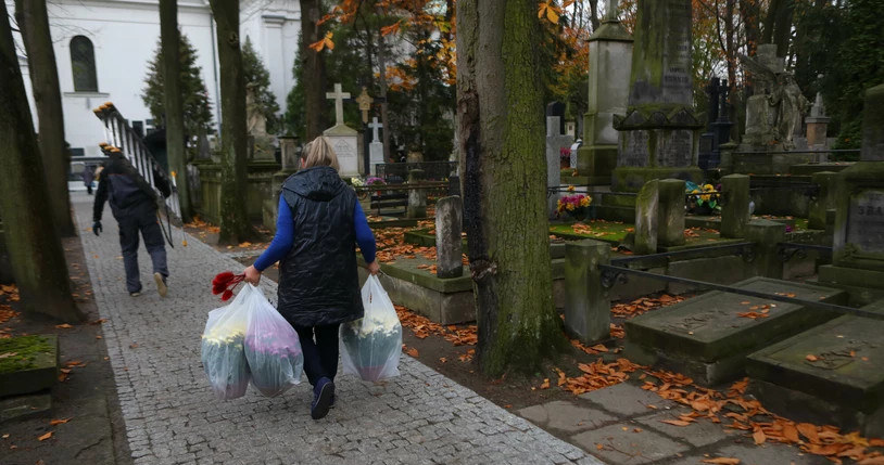 W ostatnich tygodniach w całej Polsce zdarzały się przypadki kradzieży na grobach /Adam Burakowski /East News