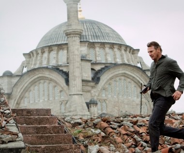 W ostatniej dekadzie 60-letni Neeson stał się bohaterem filmów sensacyjnych. Jednym z hitów okazała się "Uprowadzona" - historia byłego agenta CIA, Briana Millsa, ruszającego w pogoń za przestępcami, którzy porwali jego nastoletnią córkę.

Aktor był zaskoczony wielkim sukcesem filmu. Ku jego zdumieniu obraz Pierre'a Morela z 2008 roku przyniósł 224 miliony dolarów zysku. "Pamiętam, że podczas pracy nad 'Uprowadzoną' byłem wręcz przekonany, że film nie trafi w ogóle do kin. Nie była to wina reżysera, ekipy, czy całej produkcji, ale wydawało mi się, że sama historia jest zbyt prosta, żeby mogła zainteresować widzów kinowych. Byłem zszokowany, i wiem, że studio filmowe także, gdy film odniósł sukces komercyjny na całym świecie" - przyznał Neeson.