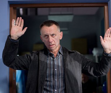 W ostatnim czasie aktora oglądaliśmy w gościnnym występie w serialu "Lekarze", gdzie wcielił się w postać, która terroryzuje personel szpitalny. Tyniec pojawił się też na kinowym ekranie w małej roli szefa hotelu komedii "Wkręceni" (2014).

Aktor przyznał też, że otrzymał zaproszenie do wzięcia udziału w pierwszej edycji programu "Twoja twarz brzmi znajomo". - Musiałem zrezygnować ze względu na wcześniejsze zobowiązania zawodowe. Ale, jak to mówią, co się odwlecze... - kończy enigmatycznie Tyniec.

 