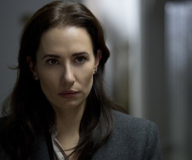 W ostatnim czasie Aleksandrę Popławską mogliśmy oglądać w serialu "Wataha" (HBO), w którym wcieliła się w postać prokurator Igi Dobosz. Aktorka znalazła się także w obsadzie produkcji TVN "Szadź", gdzie partnerowała Maciejowi Stuhrowi jako komisarz Agnieszka Polkowska. 

"Nigdy nie wiadomo, co nas spotka, szczególnie w tych szalonych czasach. Z dnia na dzień dowiadujemy się o propozycji pracy, o tym, że zdjęcia zostały przesunięte lub odwołane. Rynek jest dziki i nieokiełznany" - mówiła kilka lat temu w rozmowie z "Tele Tygodniem".