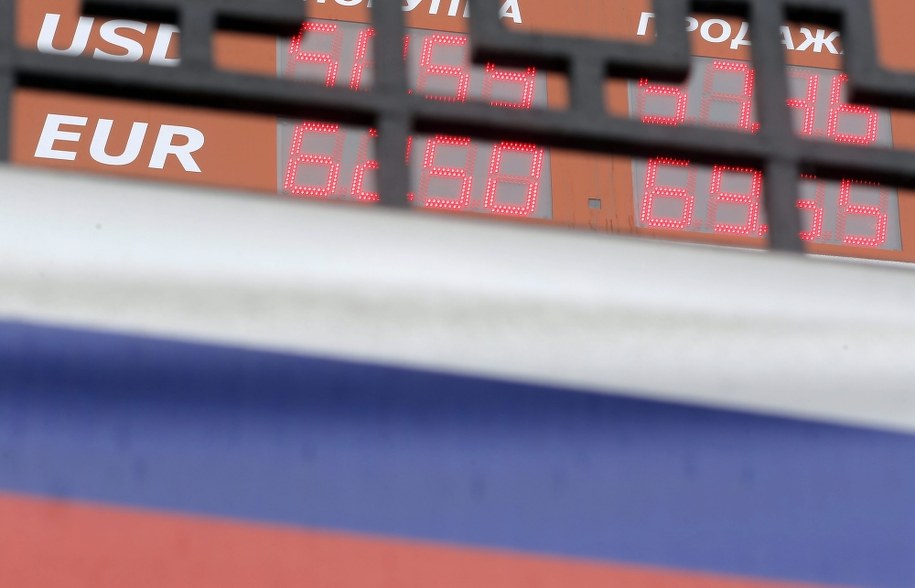 W ostatnim czasie rubel gwałtownie słabł. Na ratunek pospieszył rosyjski bank centralny /MAXIM SHIPENKOV    /PAP/EPA