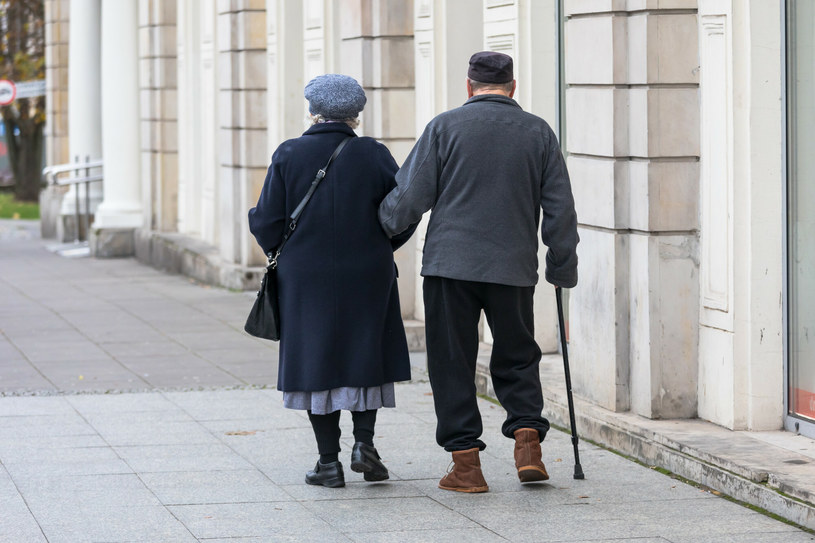 W ostatnim miesiącu roku niektórzy emeryci otrzymają dwa przelewy od ZUS /Arkadiusz Ziółek /East News