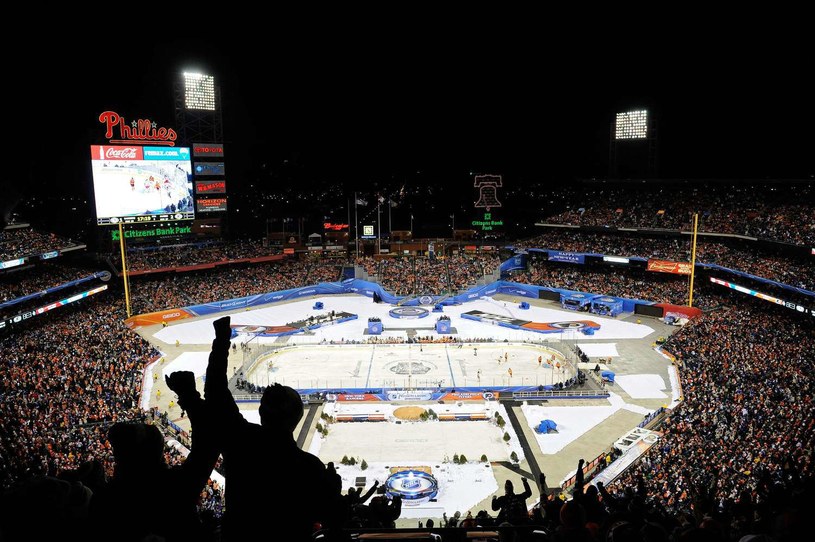 W ostatnim Winter Classic NHL Philadelphia Flyers zmierzyli się z New York Rangers /AFP