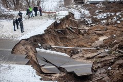 W Ostrowcu osunęła się ziemia. Dziura ma ponad 10 metrów