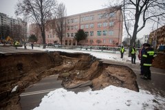 W Ostrowcu osunęła się ziemia. Dziura ma ponad 10 metrów