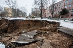 W Ostrowcu osunęła się ziemia. Dziura ma ponad 10 metrów