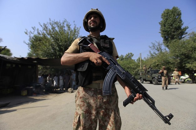 W Pakistanie uwolniono porwanych przez talibów podwykonawców Geofizyki Kraków (na zdjęciu ilustracyjnym: żołnierz pakistańskiej armii) /BILAWAL ARBAB /PAP/EPA