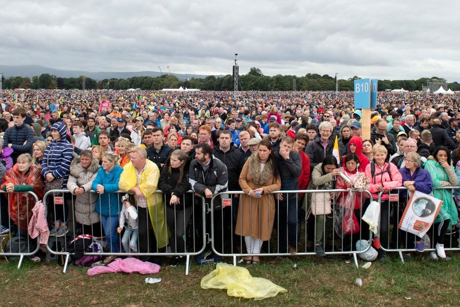 W papieskiej mszy uczestniczyło ok. 300 tys. osób /WILL OLIVER  /PAP/EPA