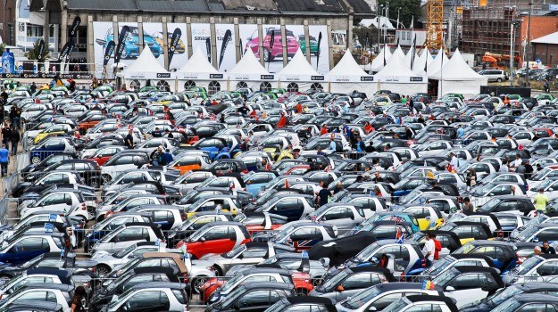 W paradzie smartów w Antwerpii wzięło udział 1114 aut. /smart