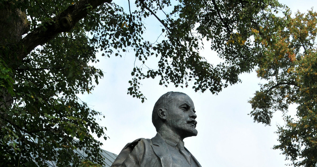 W parkach Pałacu Zamoyskich w Kozłówce natkniemy się na pomniki Lenina, Bieruta i Marchlewskiego. /Wojciech Strozyk/ /East News