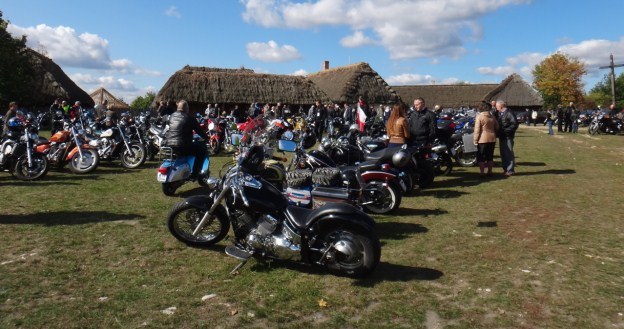 W parku etnograficznym tego dnia odbywał się zlot motocykli i pojazdów zabytkowych /INTERIA.PL