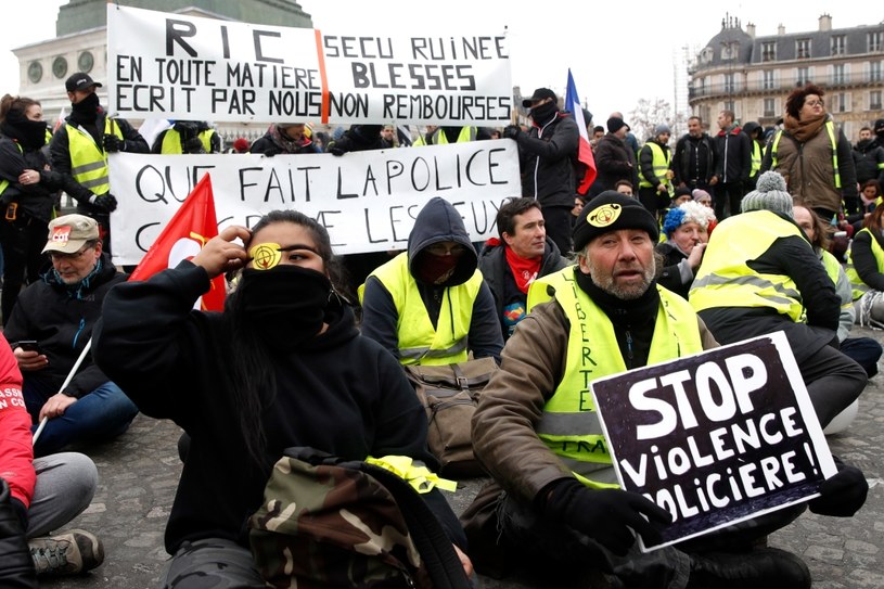 W Paryżu doszło do starć protestujących z policją /YOAN VALAT  /PAP