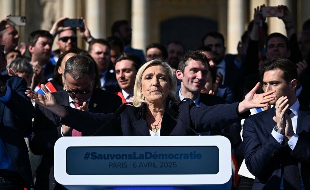 W Paryżu dwie demonstracje, w obronie Le Pen i przeciwko skrajnej prawicy