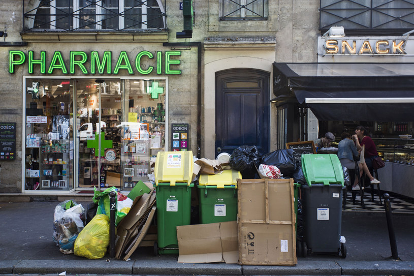​W Paryżu i w Marsylii piętrzą się sterty śmieci /AFP