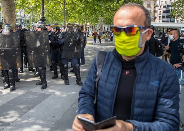 W Paryżu miał dziś też miejsce protest "żółtych kamizelek", a raczej - "żółtych masek" /CHRISTOPHE PETIT TESSON /PAP/EPA