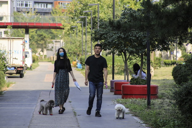 W Pekinie władze miasta zniosły obowiązek noszenia maseczek /WU HONG /PAP/EPA
