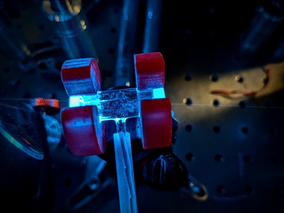 W pełni optyczna kwantowa antena radiowa – szklana komórka z rubidem zasilana laserami /fot. Michał Parniak, Uniwersytet Warszawski /Materiały prasowe