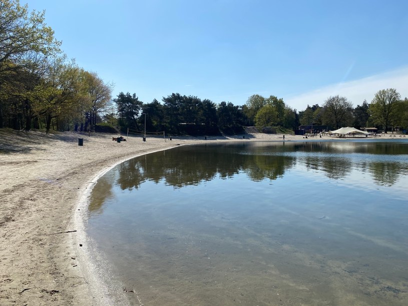 W pełni sezonu goście chętnie korzystają z piaszczystej plaży /archiwum prywatne
