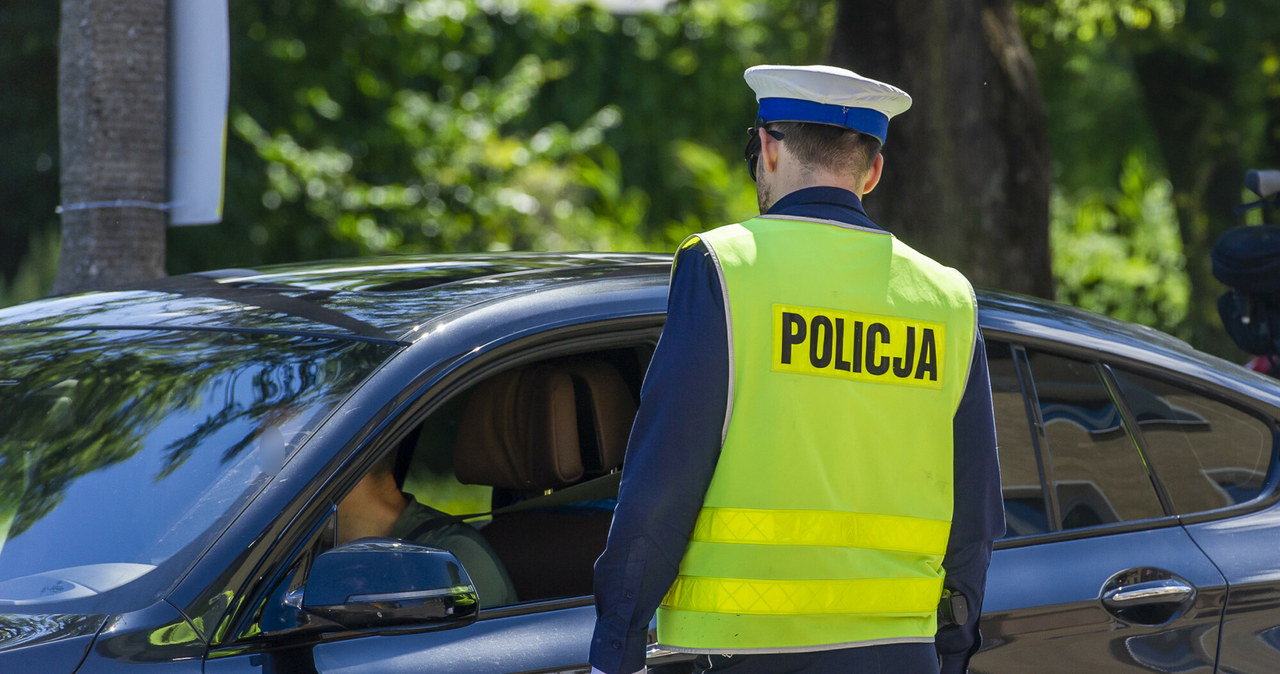 W pewnych okolicznościach prawo daje policjantowi możliwość zastosowania pouczenia zamiast mandatu. /Stanisław Bielski /Reporter