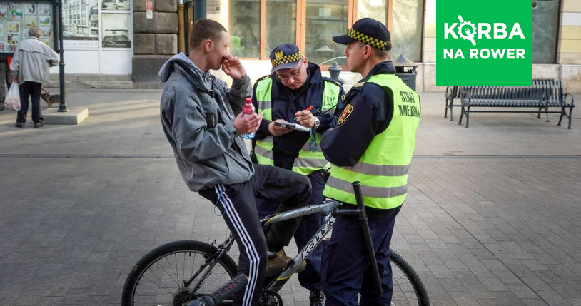 W pewnych przypadkach rowerzysta może jechać po chodniku. /Piotr Kamionka/REPORTER /East News