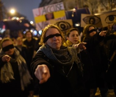 W pewnym momencie demonstranci chcieli dostać się tuż pod Salle Pleyel, ale zostali wyparci przez policyjny kordon. Sytuacja stała się na tyle napięta, że policjanci użyli gazu łzawiącego.