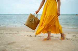 W piasku mogą czaić się niebezpieczne pasożyty. Na co uważać na plaży?