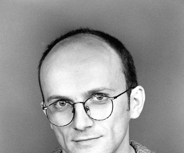 W piątek, 19 stycznia, aktor i piosenkarz Robert Rozmus obchodzi 55. urodziny.

Jest absolwentem wydziału aktorskiego PWSFTViT w Łodzi. Tuż po zakończeniu studiów otrzymał angaż w Teatrze Powszechnym w Łodzi, na przełomie lat 80. i 90.mogliśmy oglądać go w Teatrze Nowym w Warszawie. 

Na kinowym ekranie pojawiał się zazwyczaj w epizodach. W "Alchemiku" Jacka Koprowicza zagrał służącego Sendiviusa, w "Porno" Marka Koterskiego mignął jako mężczyzna w przychodni wenerologicznej, w serialu Andrzeja Konica "Pogranicze w ogniu" wcielił się zaś w postać dziennikarza Bauera.