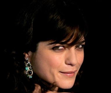 W piątek, 23 czerwca, amerykańska aktorka Selma Blair obchodzi 45. urodziny. Kojarzymy ją dzięki rolom w "Szkole uwodzenia", "Hellboyu" oraz serialu "Jeden gniewny Charlie".

Po ukończeniu liceum Selma chciała zostać fotografem. Chcąc zrealizować swoje marzenia przeprowadziła się do Nowego Jorku, zainteresowała się jednak aktorstwem - zaczęła się uczyć w The Stella Adler Conservatory and The Column Theatre. Wkrótce zainteresował się nią pewien agent i tydzień później zadebiutowała w telewizyjnej reklamówce Theater of Virginia.