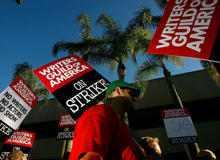 W piątek, 8 lutego, scenarzyści wciąż strajkowali w Burbank, w Kalifornii /AFP
