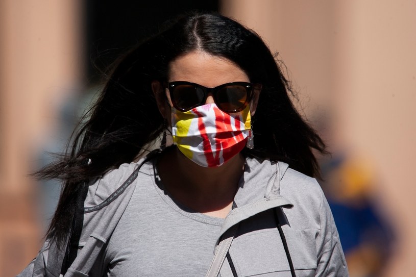 W piątek francuski rząd wydał dekret zakazujący noszenia maseczek z tkanin w miejscach publicznych. Zdjęcie ilustracyjne /Polska Press /Getty Images