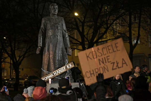 W piątek przed pomnikiem ks. Jankowskiego odbyła się demonstracja / 	Adam Warżawa    /PAP