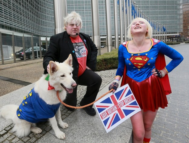 W piątek przed siedzibą Komisji Europejskiej protestowała para brytyjskich artystów sprzeciwiających się Brexitowi /OLIVIER HOSLET /PAP/EPA