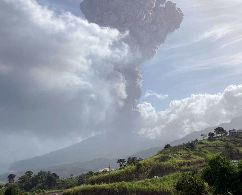 W piątek rano czasu miejscowego doszło do wybuchowej erupcji wulkanu  La Soufriere na karaibskiej wyspie Saint Vincent, brytyjskim terytorium zamorskim /-/AFP/East News /East News