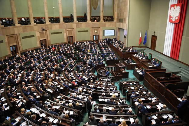 W piątek Sejm zawiesił projekt tej ustawy, bo oprócz uporządkowania stawek, podnosił on VAT na napoje z obniżoną zawartością owoców / 	Radek Pietruszka   /PAP