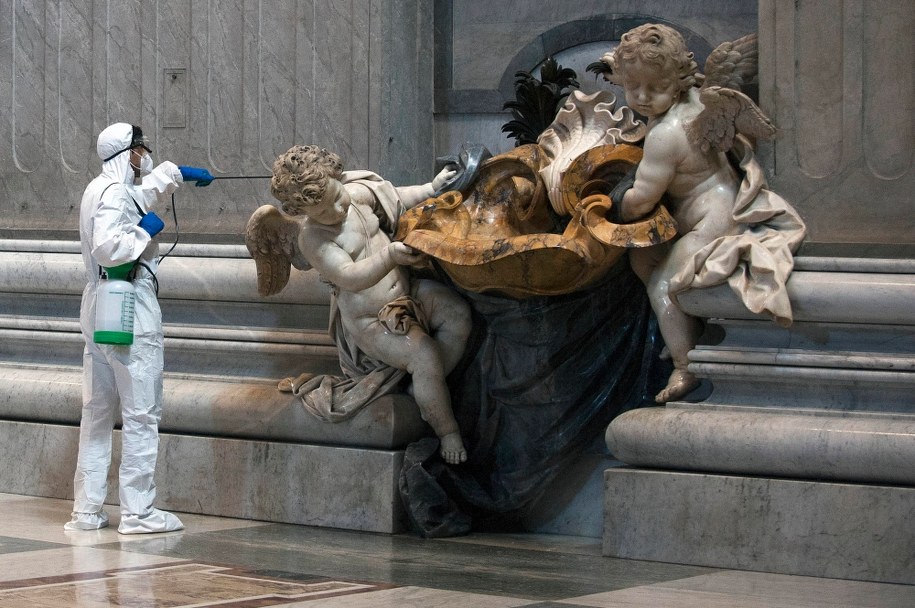 W piątek w bazylice Świętego Piotra została przeprowadzona gruntowna dezynfekcja / 	Â©Alessia Giuliani/CPP / IPA /PAP/PA