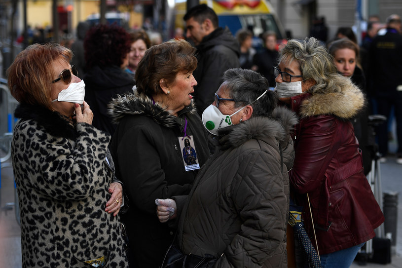 W piątek w Hiszpanii zanotowano trzy nowe zgony z powodu koronawirusa /PIERRE-PHILIPPE MARCOU /AFP