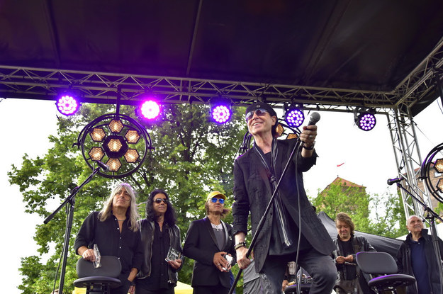 W piątek w Krakowie The Scorpions zaśpiewali wraz z fanami zebranymi na bulwarze Czerwieńskim hit "Wind of Change" /Paweł Gąsior /