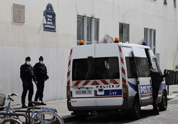 W piątek w XI dzielnicy Paryża pod dawną siedzibą "Charlie Hebdo" sprawca ranił - według różnych źródeł nożem lub tasakiem - dwoje dziennikarzy agencji informacyjnej /IAN LANGSDON /PAP/EPA