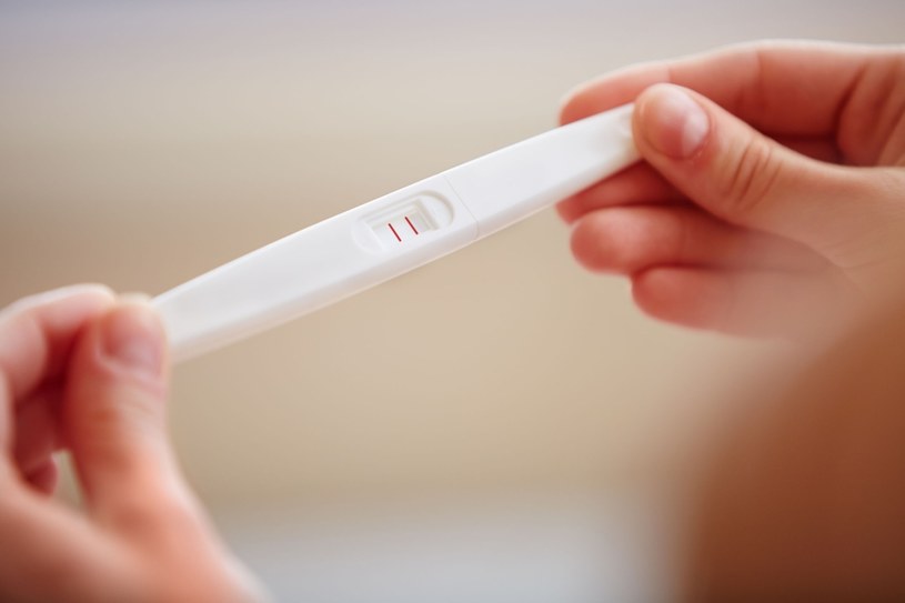 W piątym tygodniu ciąży test da jednoznaczny wynik /123RF/PICSEL