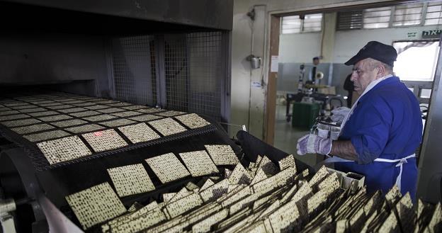 W piekarni Yehuda Matzos w Jerozolimie /EPA