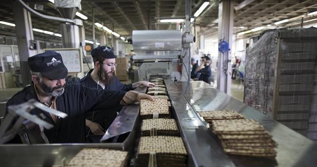 W piekarni Yehuda Matzos w Jerozolimie /EPA