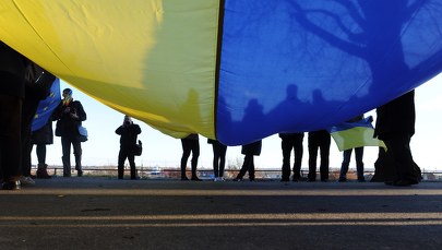 ​W pierwszą rocznicę wojny w Szczecinie przemarsz z flagami