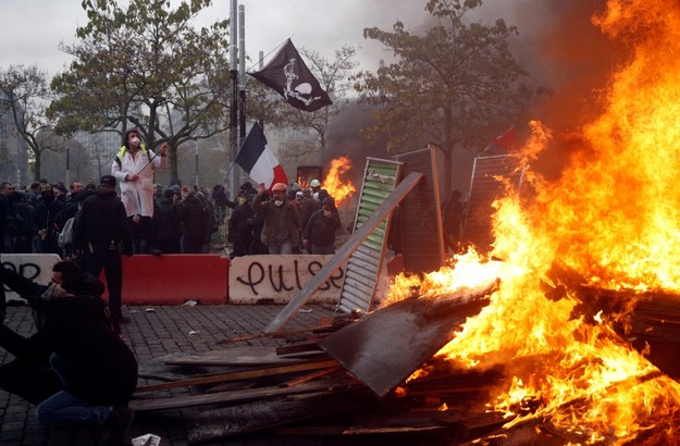 W pierwszą rocznicę wybuchu fali protestów „żółtych kamizelek” wybuchły zamieszki w Paryżu /YOAN VALAT  /PAP/EPA